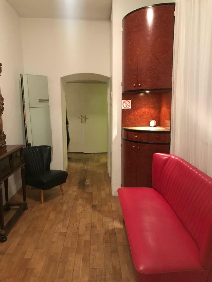 The Barts Center - Self Check-in * Viena